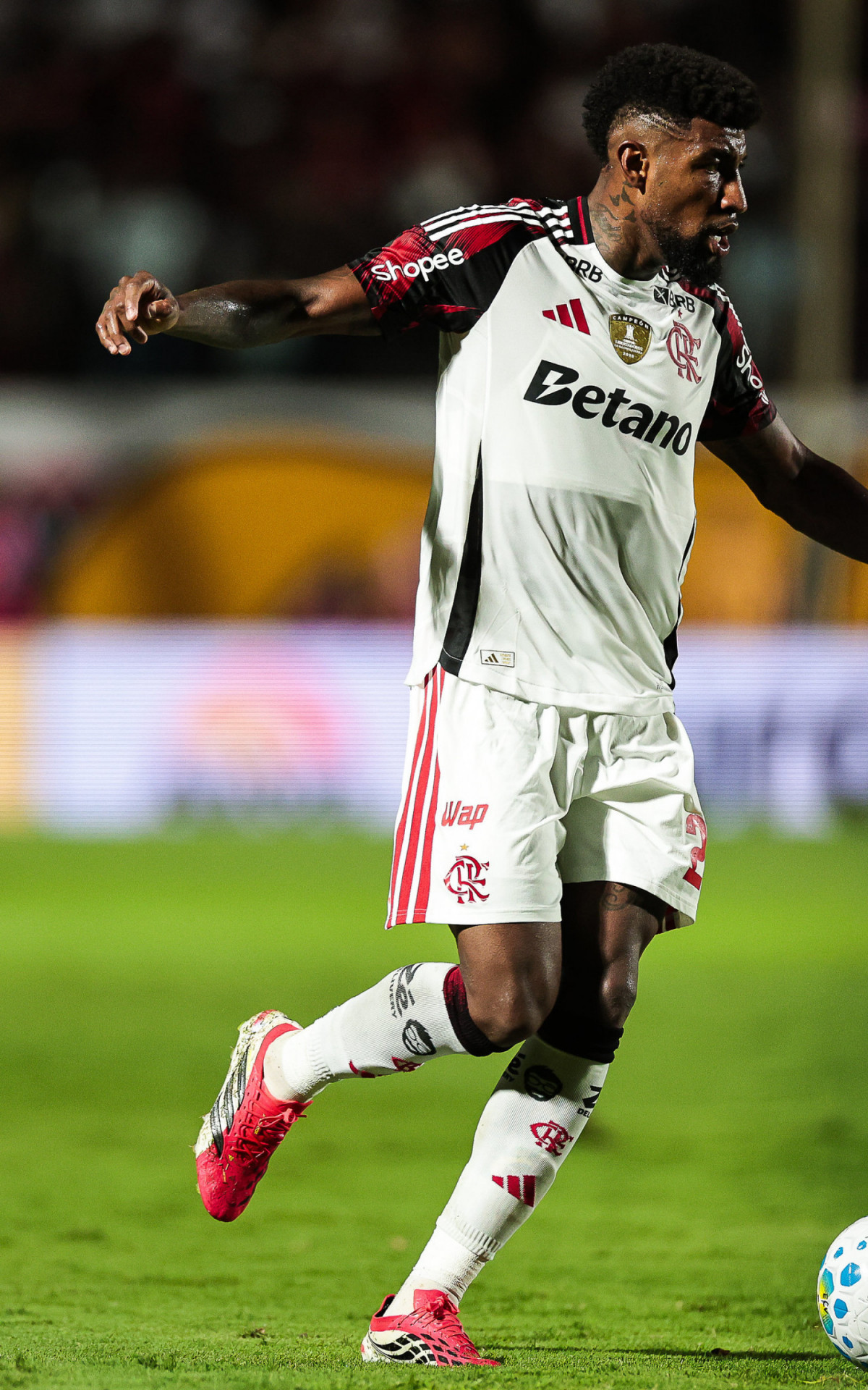 Emerson Royal em a&ccedil;&atilde;o pelo Flamengo, contra o Vit&oacute;ria - Gilvan de Souza/Flamengo