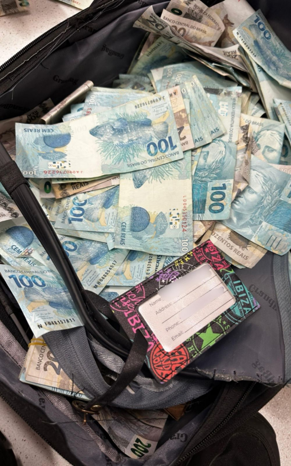 Mala com R$ 429 mil em espécie foi jogado do 30º andar do apartamento - Divulgação/PF