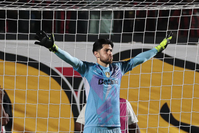 Rossi exalta números em defesas de pênalti: 'Muito feliz por ter ajudado o time'