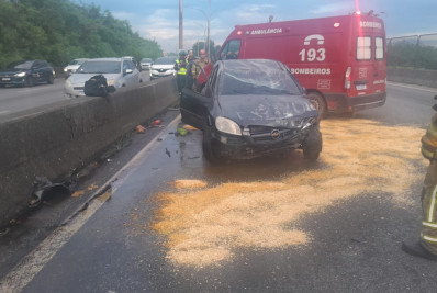 Capotamento deixa três feridos na Linha Vermelha