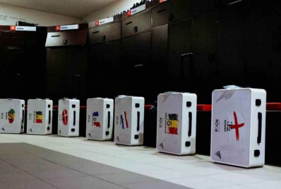 Endrick presenteia elenco do Lyon com kits personalizados de video game