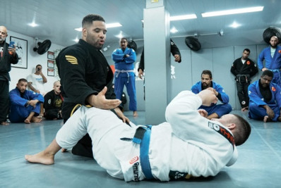 Campeão mundial de Jiu-Jitsu, Isaque Bahiense ministra seminário na De La Riva Jardim Guanabara; veja