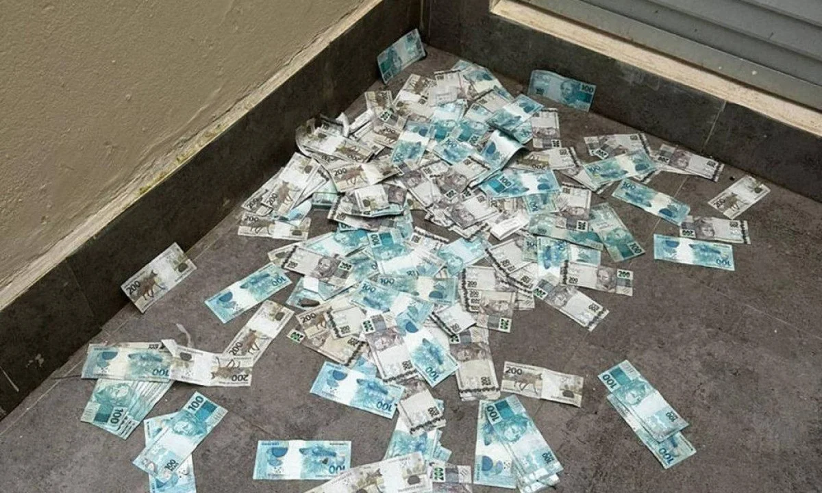 Mala com quase meio milhão de reais é lançada pela janela durante ação da PF