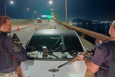 Motociclista armado com fuzil morre ao bater em guincho na Ponte Rio-Niterói