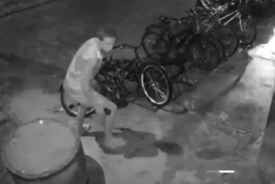 Homem quebra cadeado e furta bicicleta em Cabo Frio; crime foi registrado por câmeras