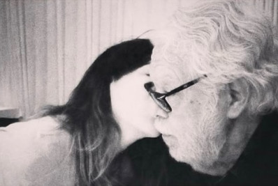 Júlia Almeida faz homenagem um mês após a morte do pai