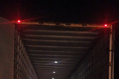 Roubo de carga avaliada em R$ 350 mil termina em tiroteio na Linha Amarela, altura da Maré