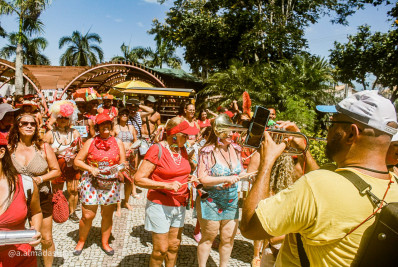 Bloco Alternativo Resistência leva alegoria e dança afro-brasileira ao Carnaval de rua de Cabo Frio