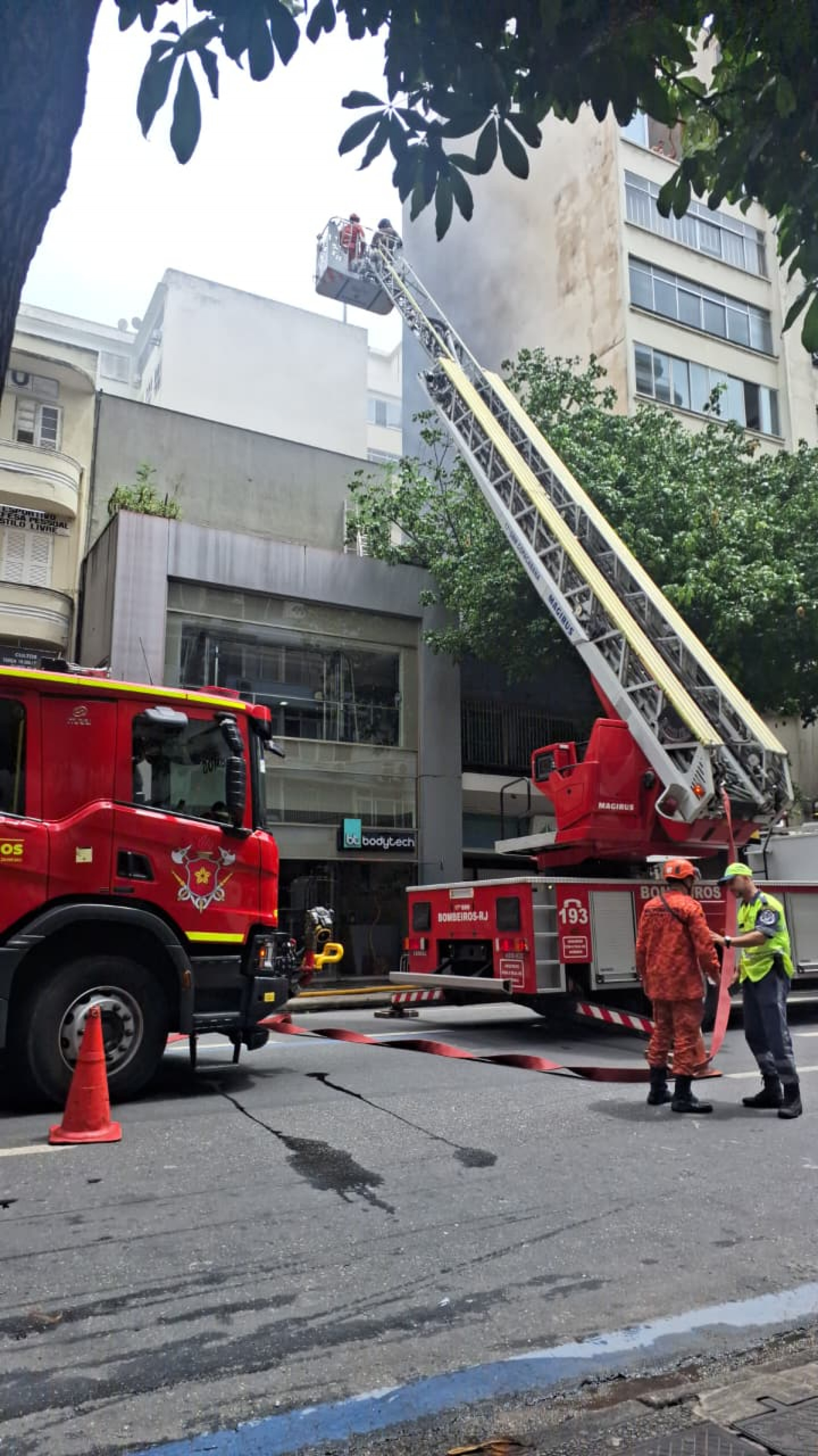 Bombeiros estão no local e conseguiram controlar as chamas - Reprodução / Redes sociais