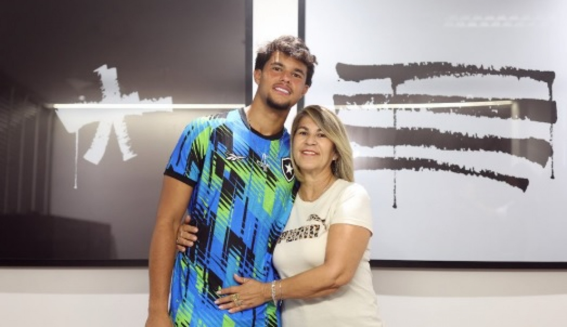 Bruno Samudio, de 16 anos, e a avó, Sonia Moura, após o atleta assinar contrato - Reprodução / Instagram