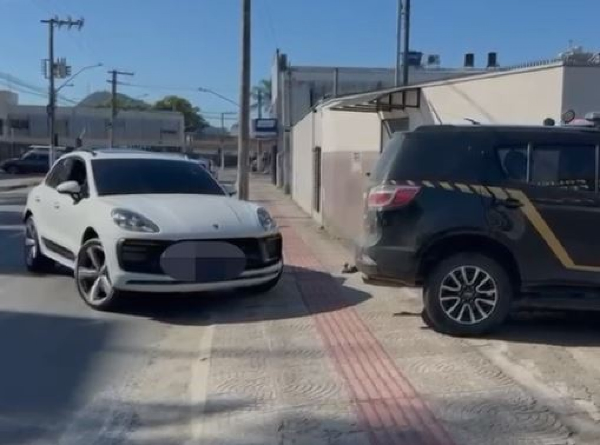 Carro de luxo apreendido em operação da PF - Divulgação/PF