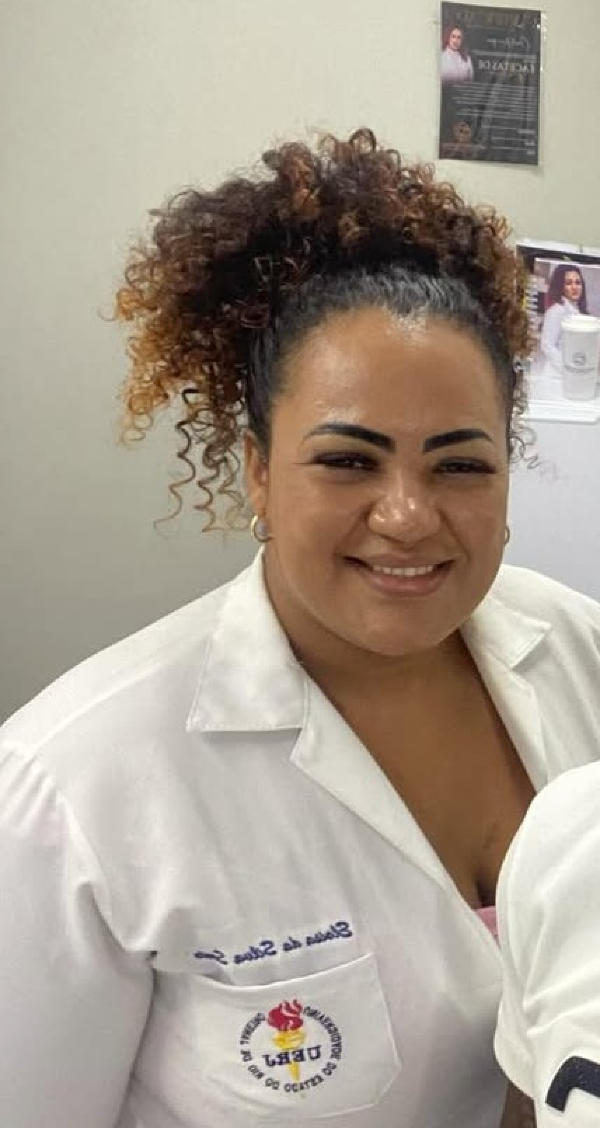 Eloísa surge em foto usando jaleco com a logo da Uerj - Reprodução/redes sociais