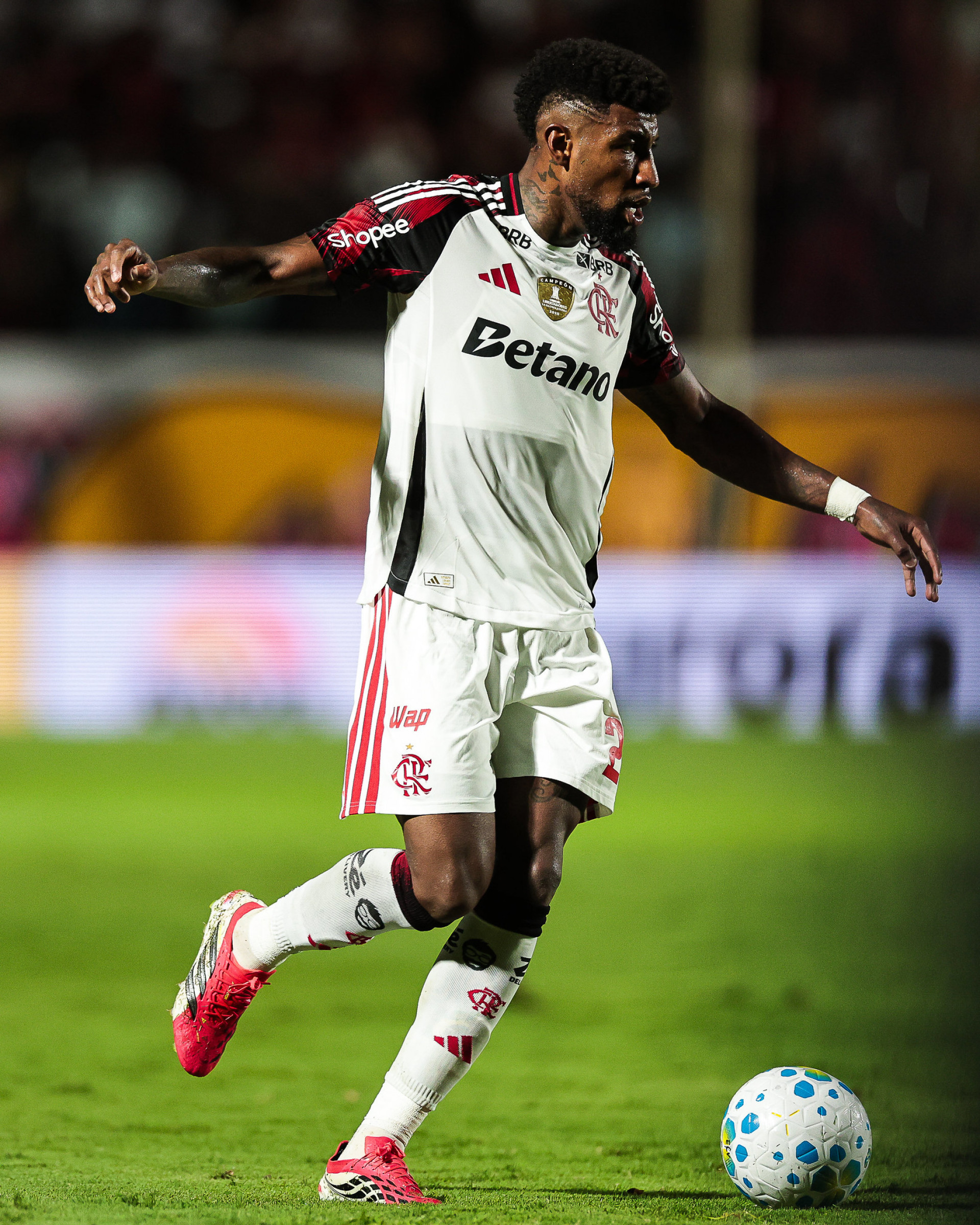 Emerson Royal em ação pelo Flamengo, contra o Vitória