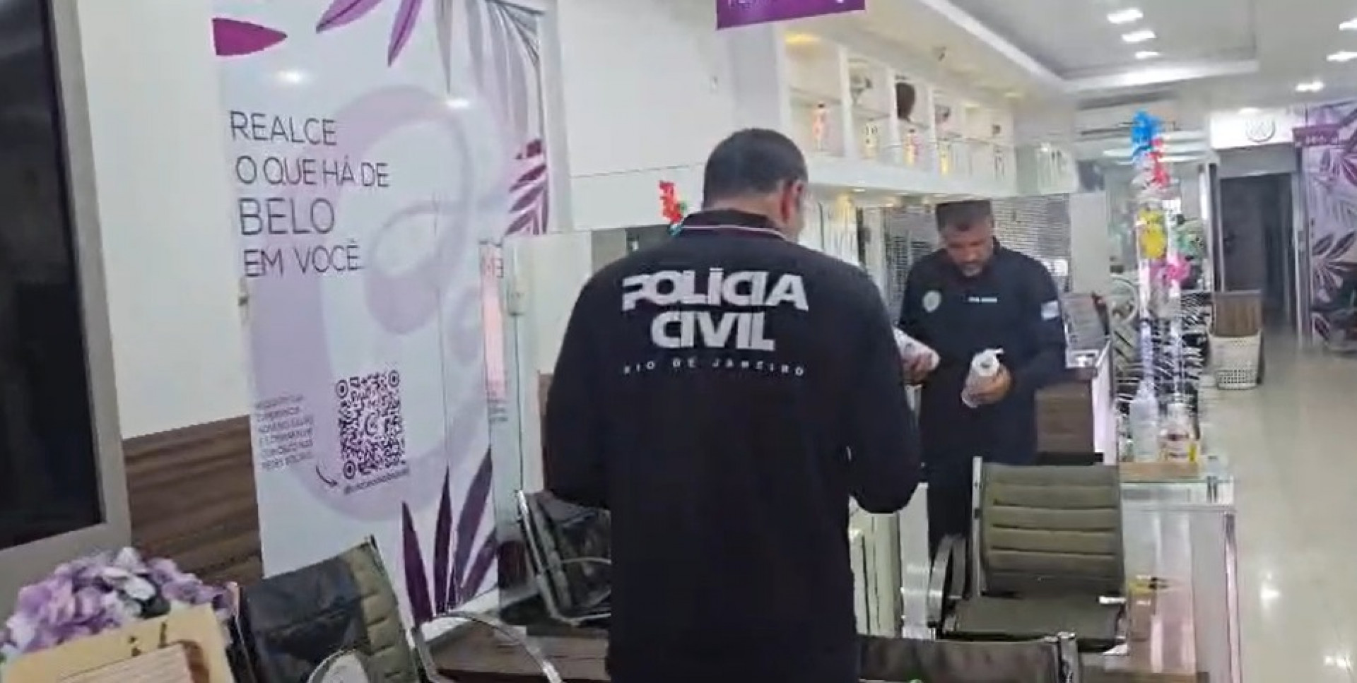 Espaço Cacheadu's Beauty, em Madureira, foi fiscalizado pelos agentes - Divulgação / Polícia Civil