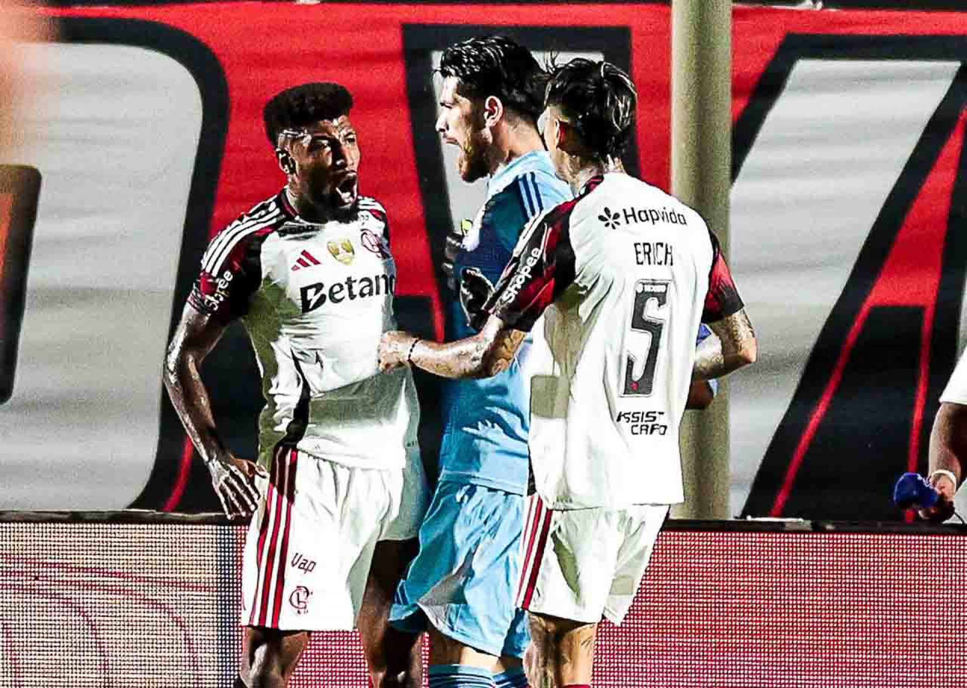 Filipe Lu&iacute;s rasga elogios a Rossi ap&oacute;s vit&oacute;ria do Flamengo