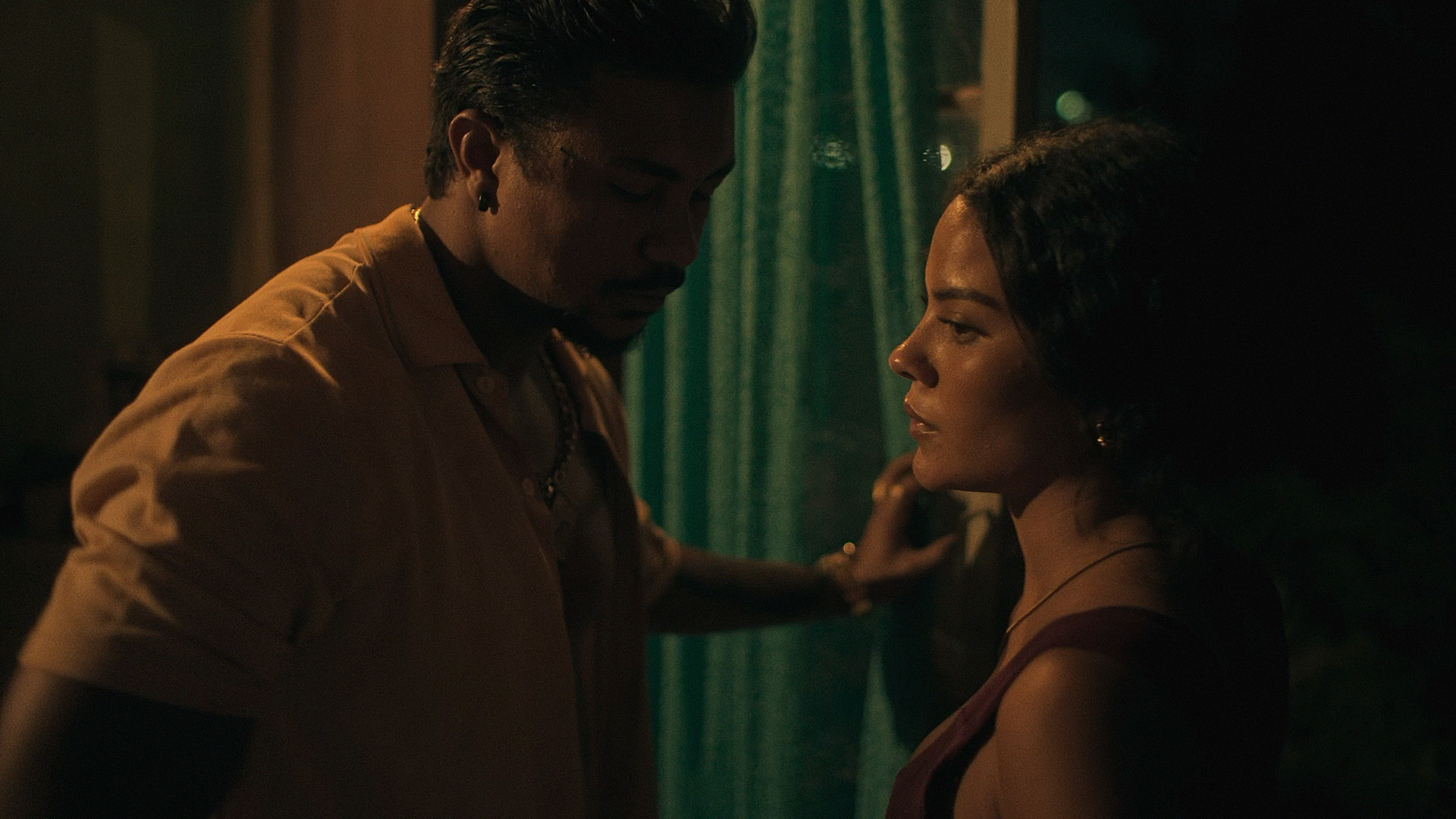 Xamã e Bella Campos no filme 'Cinco Tipos de Medo' - Divulgação