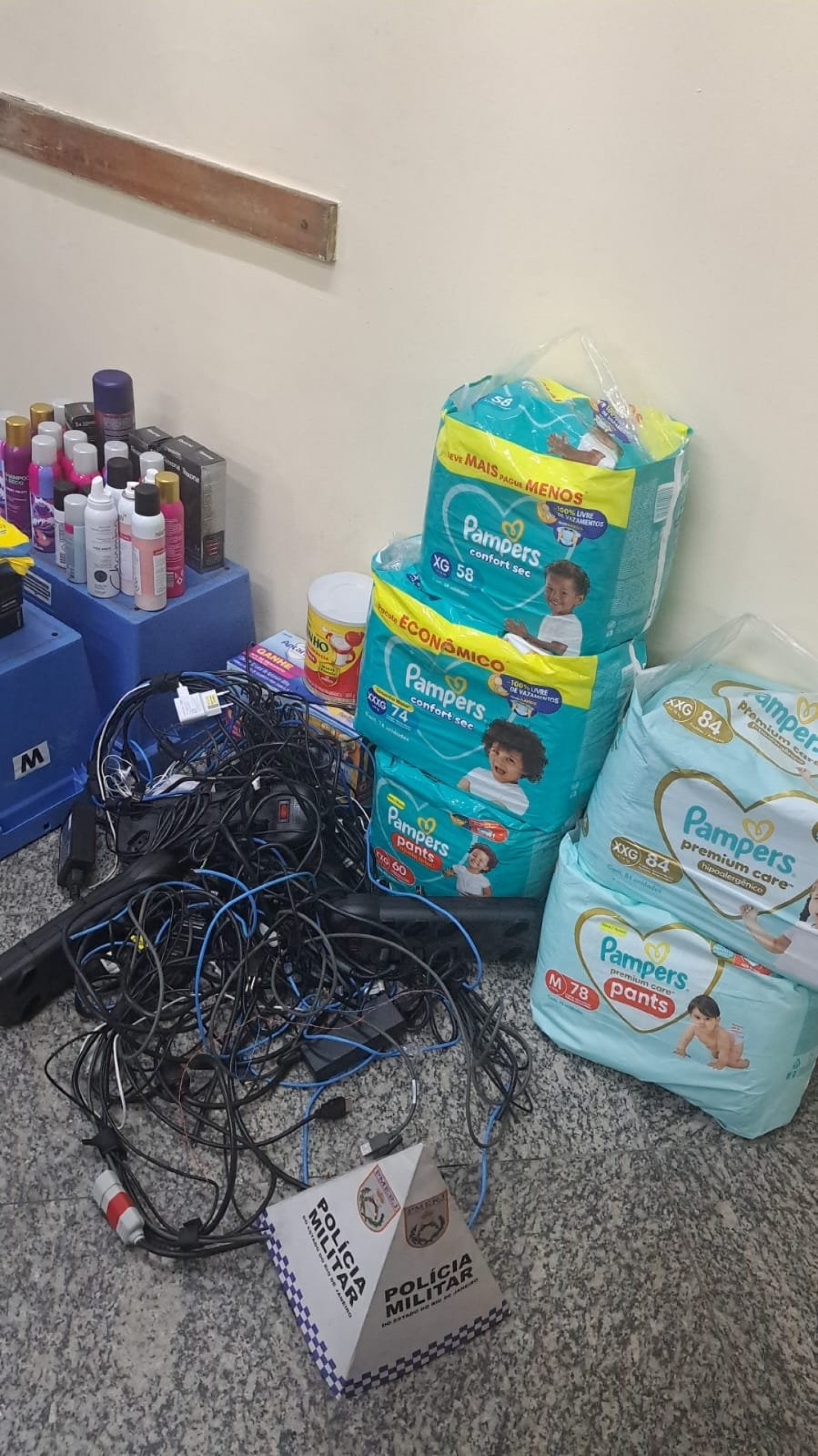 Suspeitos tentaram furtar fraldas, leite em p&oacute; e itens cosm&eacute;ticos  - Divulga&ccedil;&atilde;o / PMERJ