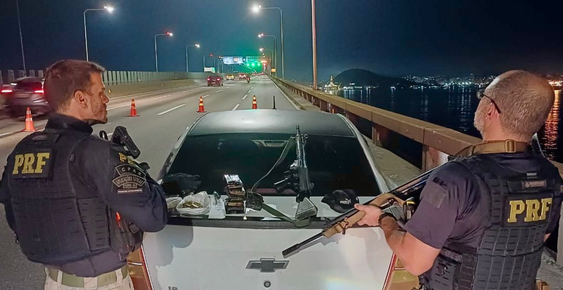 PRF apreendeu fuzil, munição, colete e uma granada na ação - Divulgação / PRF