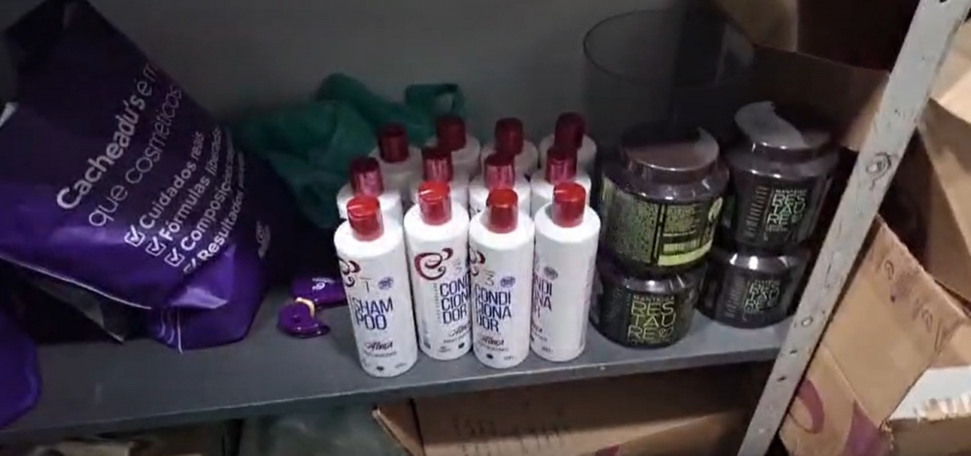Shampoos, condicionadores e outros produtos sem selo da Anvisa estão sendo apreendidos - Divulgação / Polícia Civil