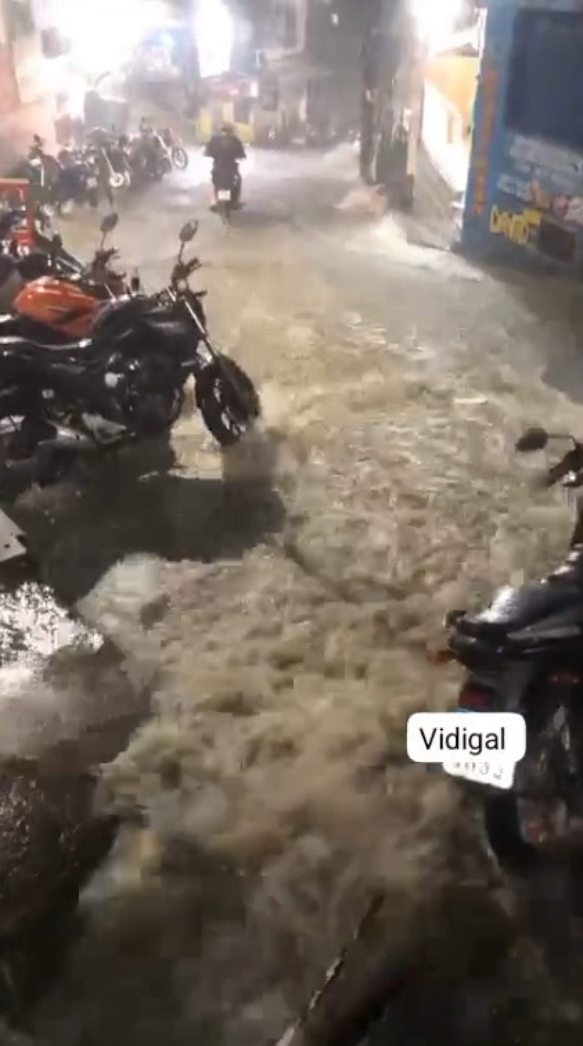 Chuva muito forte causa alagamentos no Vidigal, Zona Sul do Rio, na noite de quarta-feira (11) - Divulgação