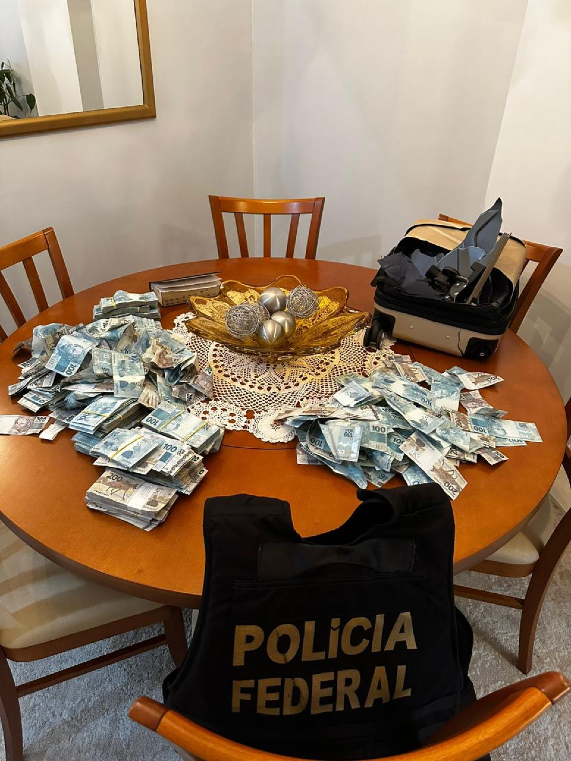 Ocupante de um dos imóveis jogou uma mala de dinheiro pela janela do apartamento - Divulgação/PF