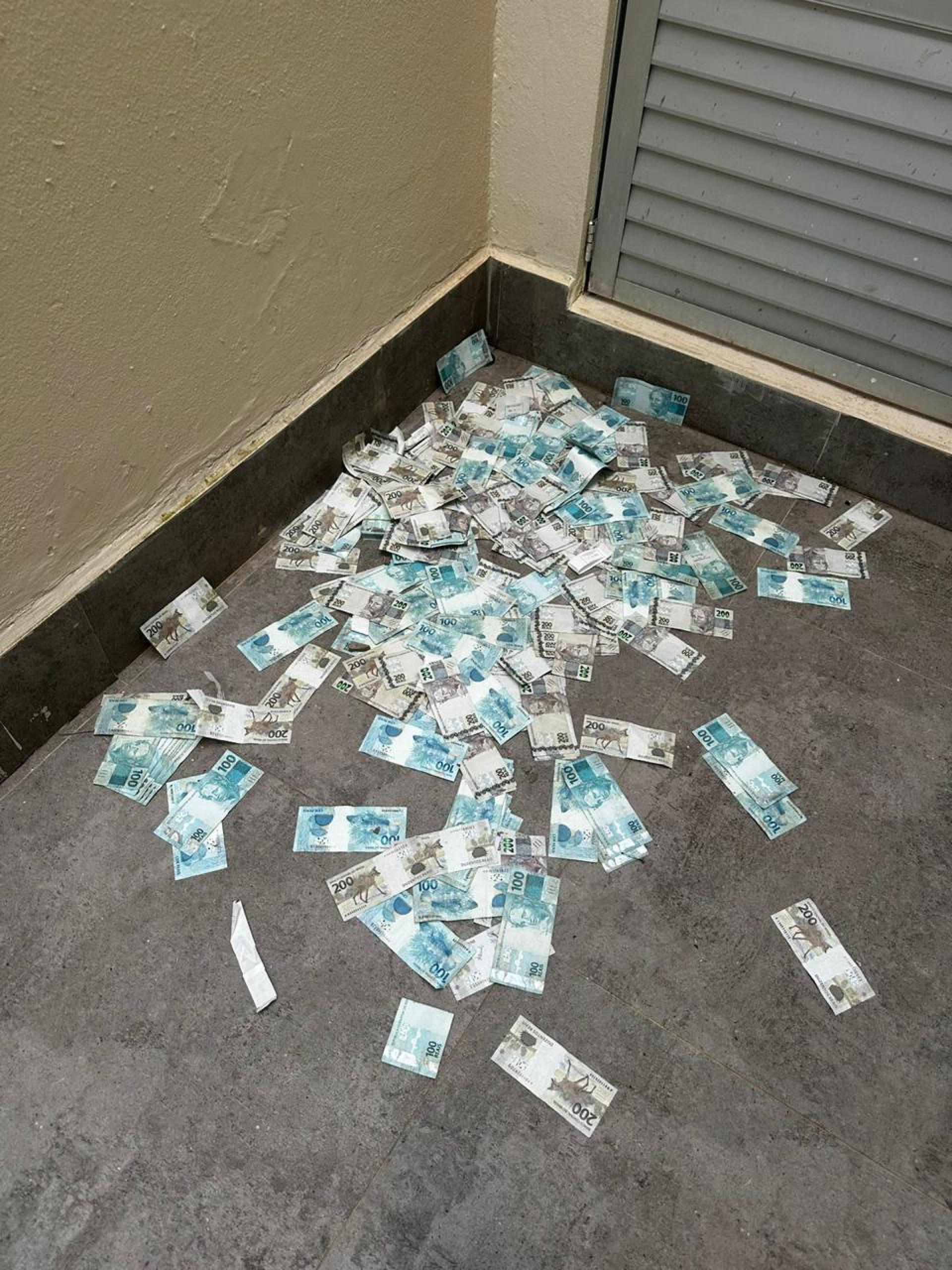 Ocupante de um dos imóveis jogou uma mala de dinheiro pela janela do apartamento - Divulgação/PF