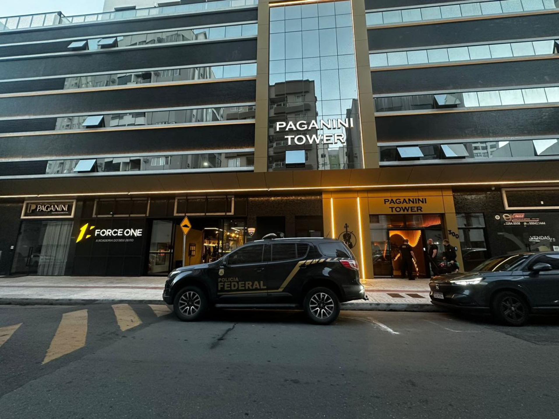 Ocupante de um dos imóveis jogou uma mala de dinheiro pela janela do apartamento - Divulgação/PF