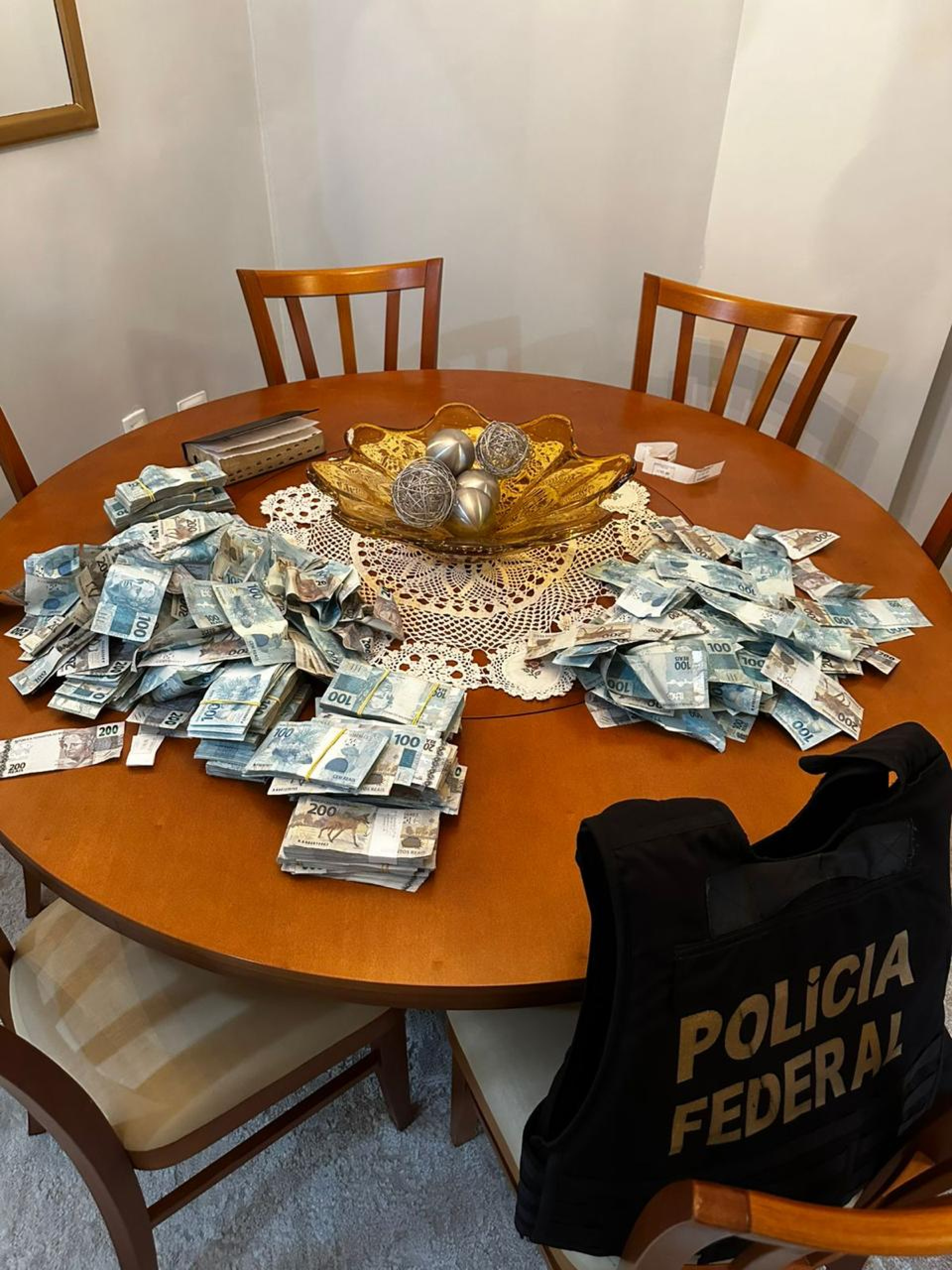 Ocupante de um dos imóveis jogou uma mala de dinheiro pela janela do apartamento - Divulgação/PF