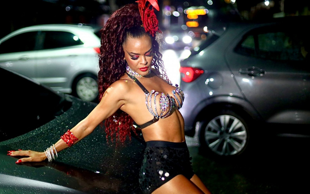 \'Este enredo é um abraço na humanidade dessas mulheres\', afirmou a musa da escola em ensaio