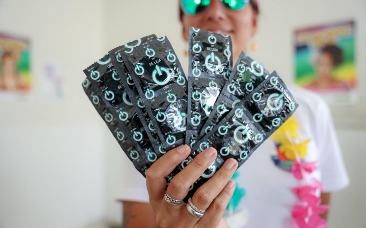 Equipe de saúde orienta passageiros e distribui autotestes de HIV na rodoviária