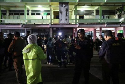Adolescente toma arma de policial, ataca estudantes e mata diretor na Tailândia