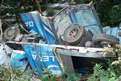 Caminhão cai em ribanceira na RJ-116 em Cachoeiras de Macacu