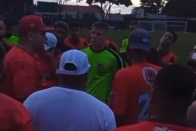 Vídeo! Organizada de rival do Santos cobra jogadores: 'Se for pra tirar o Neymar da Copa, tira'
