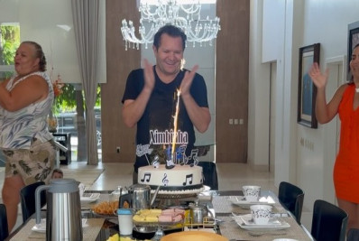 Ximbinha celebra aniversário em família com filha de Joelma e neto