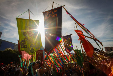 É Carnaval! Shows no Terreirão do Samba e desfiles de blocos agitam fim de semana