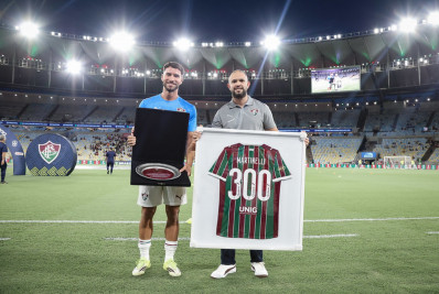 Martinelli recebe homenagem após completar 300 jogos pelo Fluminense