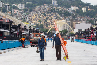 'Rio já respira Carnaval': trabalhadores finalizam últimos detalhes para os desfiles na Sapucaí
