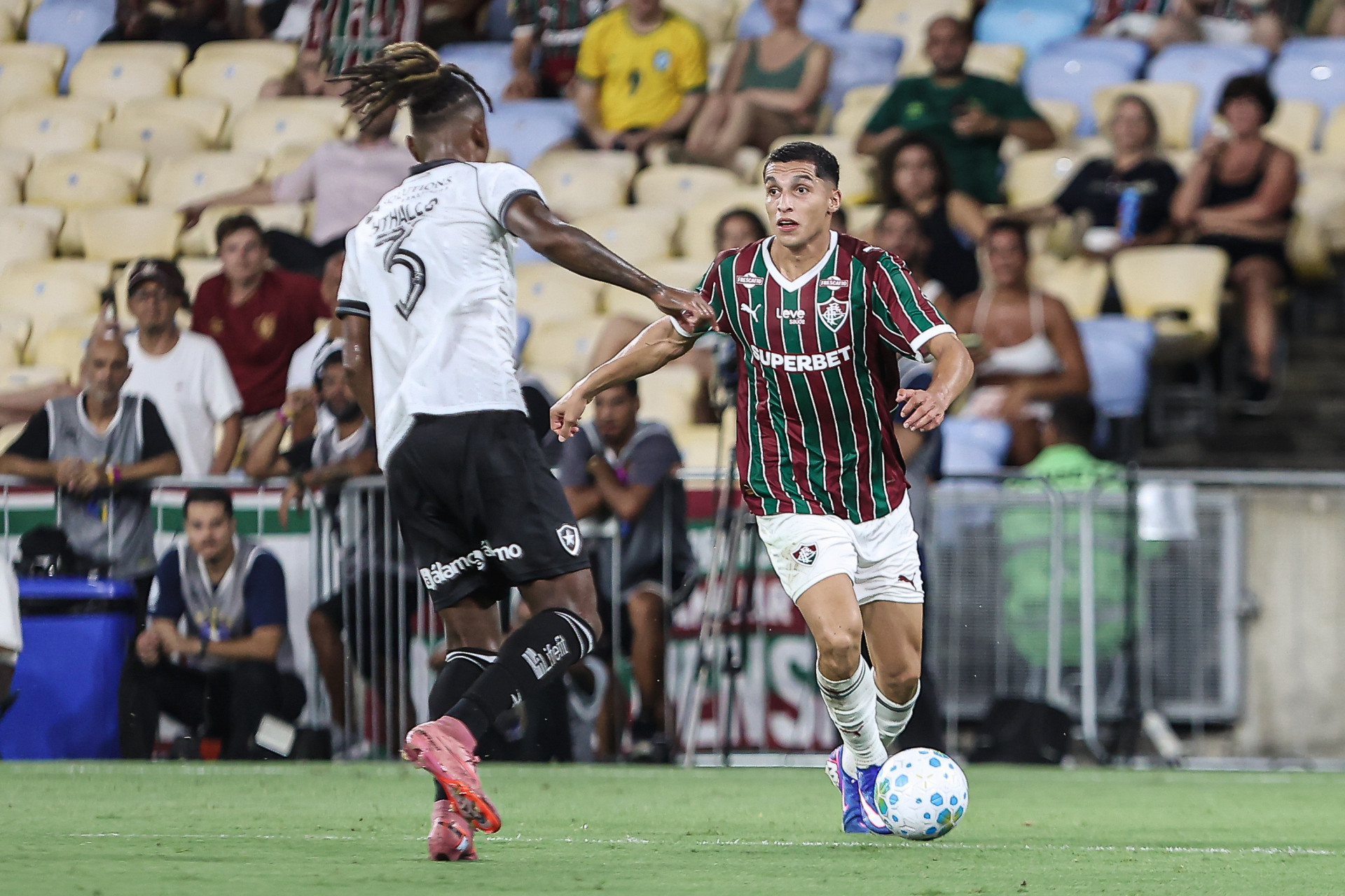 Rio de Janeiro, Brasil - 12/02/2026 - Estádio Maracanã.   
Fluminense enfrenta o Botafogo esta noite pela 3ª rodada do Campeonato Brasileiro 2026.
FOTO: LUCAS MERÇON / FLUMINENSE F.C.

IMPORTANTE: Imagem destinada a uso institucional e divulgação, seu
uso comercial está vetado incondicionalmente por seu autor e o
Fluminense Football Club.É obrigatório mencionar o nome do autor ou
usar a imagem.
.
IMPORTANT: Image intended for institutional use and distribution.
Commercial use is prohibited unconditionally by its author and
Fluminense Football Club. It is mandatory to mention the name of the
author or use the image.
.
IMPORTANTE: Imágen para uso solamente institucional y distribuición. El
uso comercial es prohibido por su autor y por el Fluminense FootballClub. 
És mandatório mencionar el nombre del autor ao usar el imágen. - Lucas Merçon/Fluminense