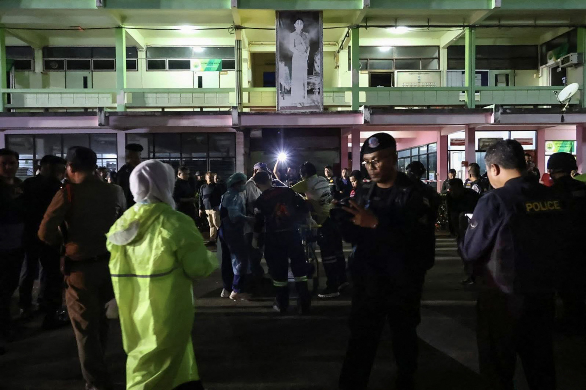 Adolescente toma arma de policial, ataca estudantes e mata diretor na Tailândia