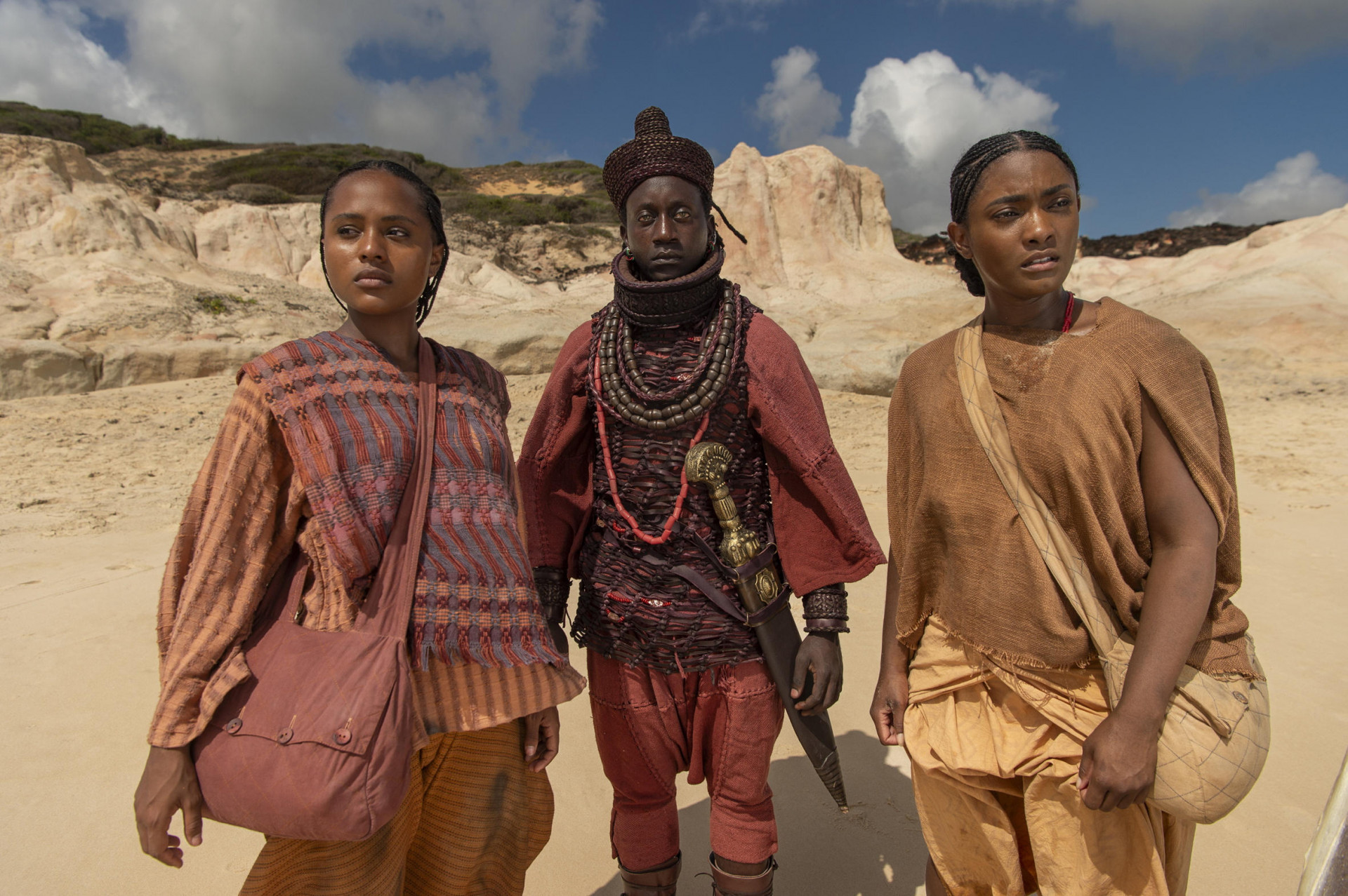 Dumi ajuda a princesa Alika e a rainha Niara a deixarem Batanga rumo ao Brasil - Globo/ Estevam Avellar