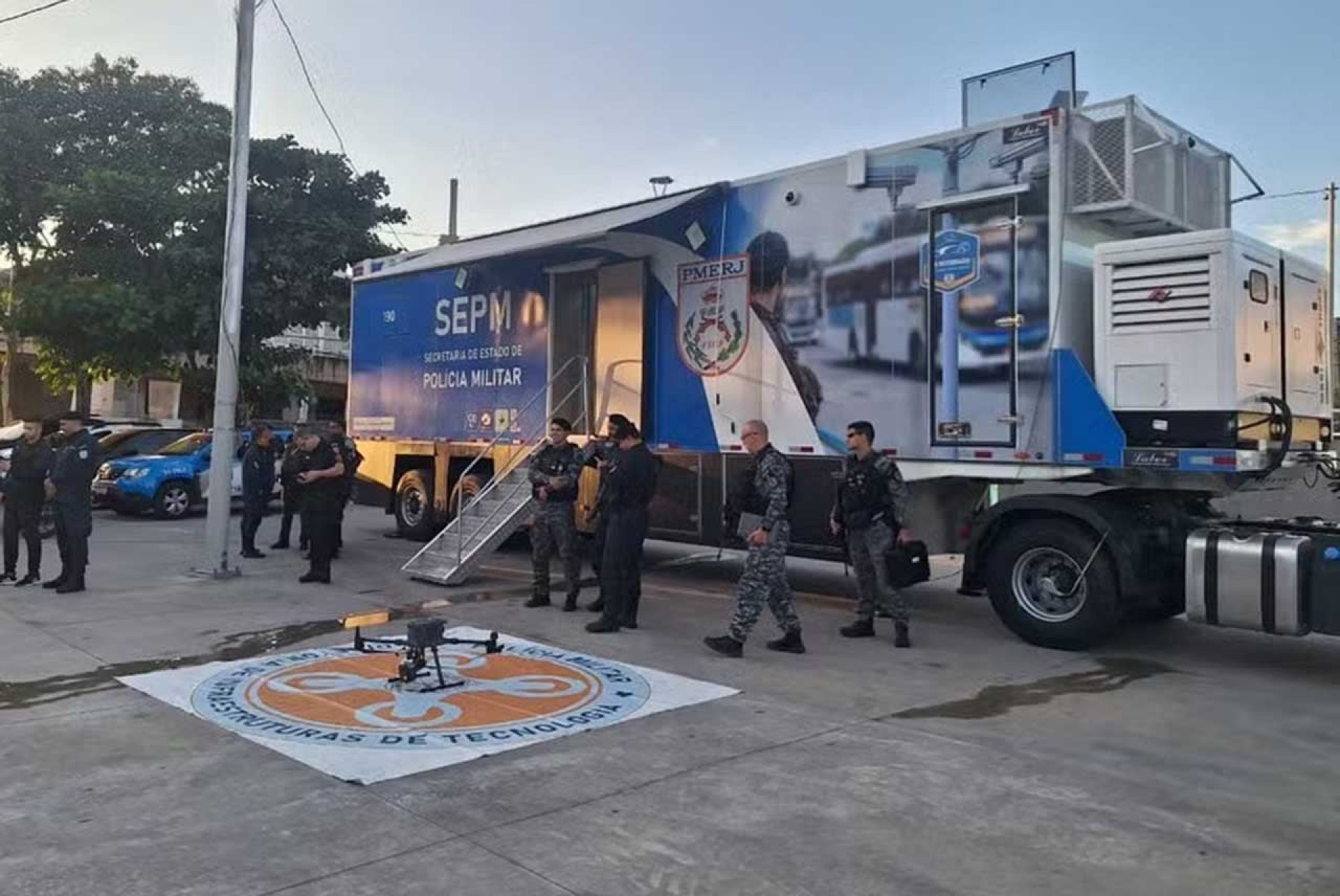 Botafogo x Flamengo ter&aacute; torcida dividida no Nilton Santos e esquema com 500 policiais e drones