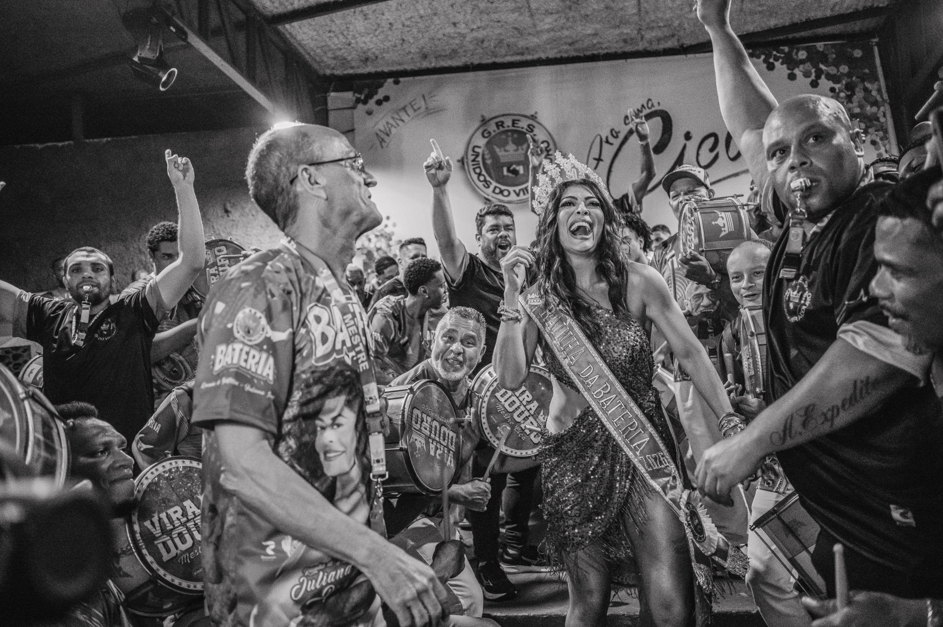 Mestre Ciça na coroação de Juliana Paes como rainha de bateria da Viradouro  - Divulgação/Renata Xavier