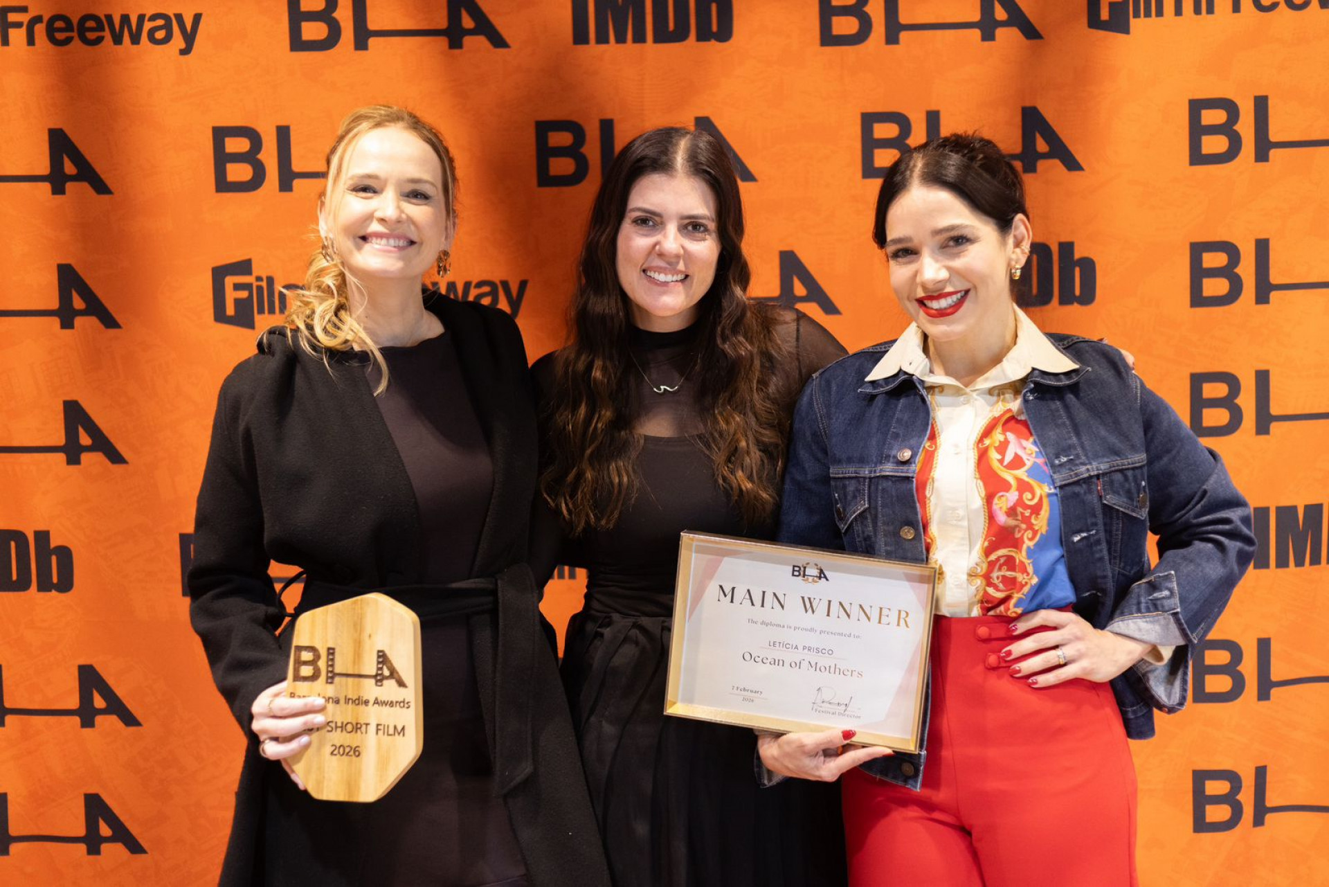 Fernanda Rodrigues e Sabrina Petraglia com a roteirista Tha&iacute;s Vilarinho  - Divulga&ccedil;&atilde;o