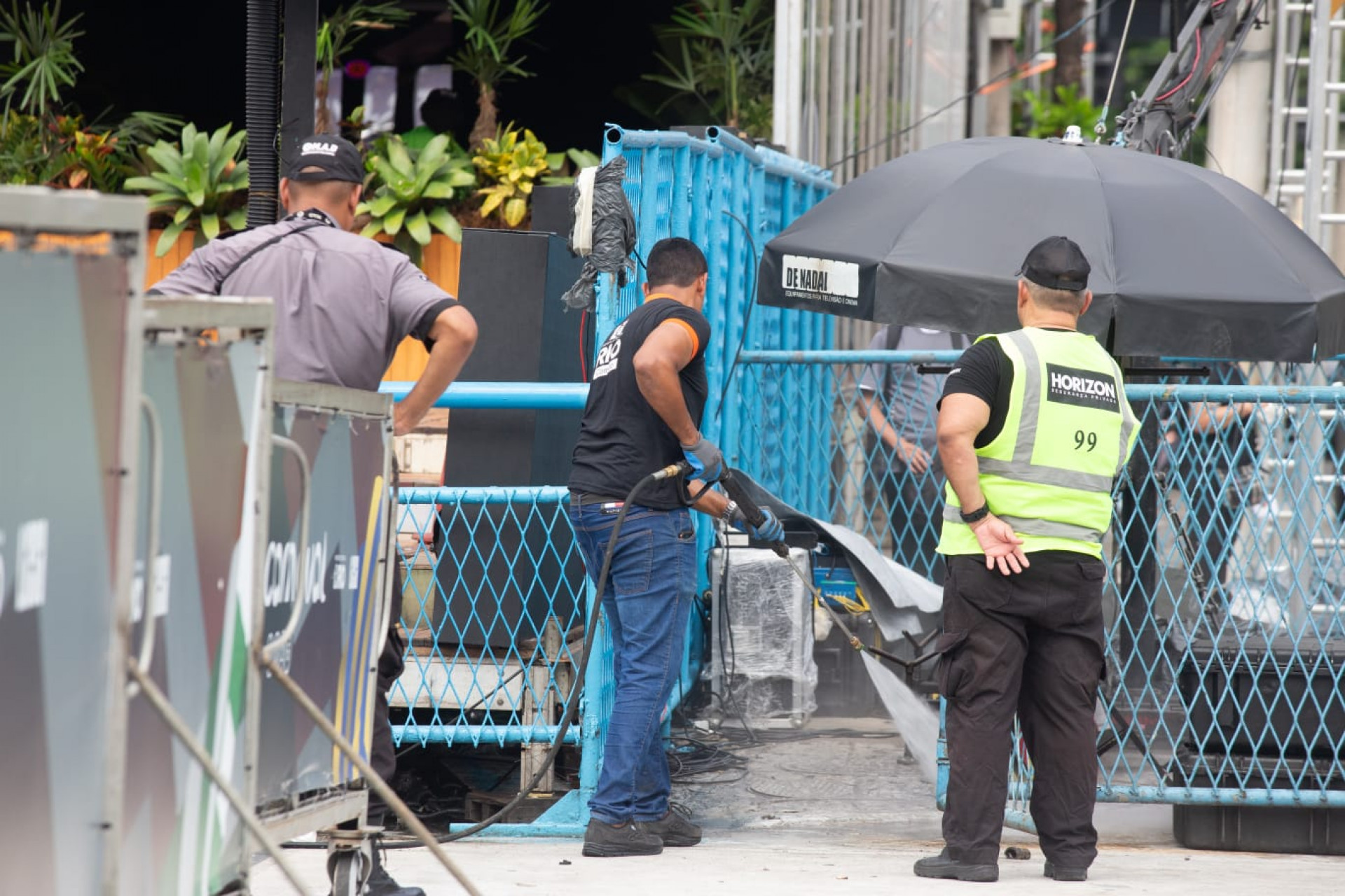 Comlurb utilizou jatos d'água para finalizar a limpeza da avenida - Érica Martin / Agência O Dia