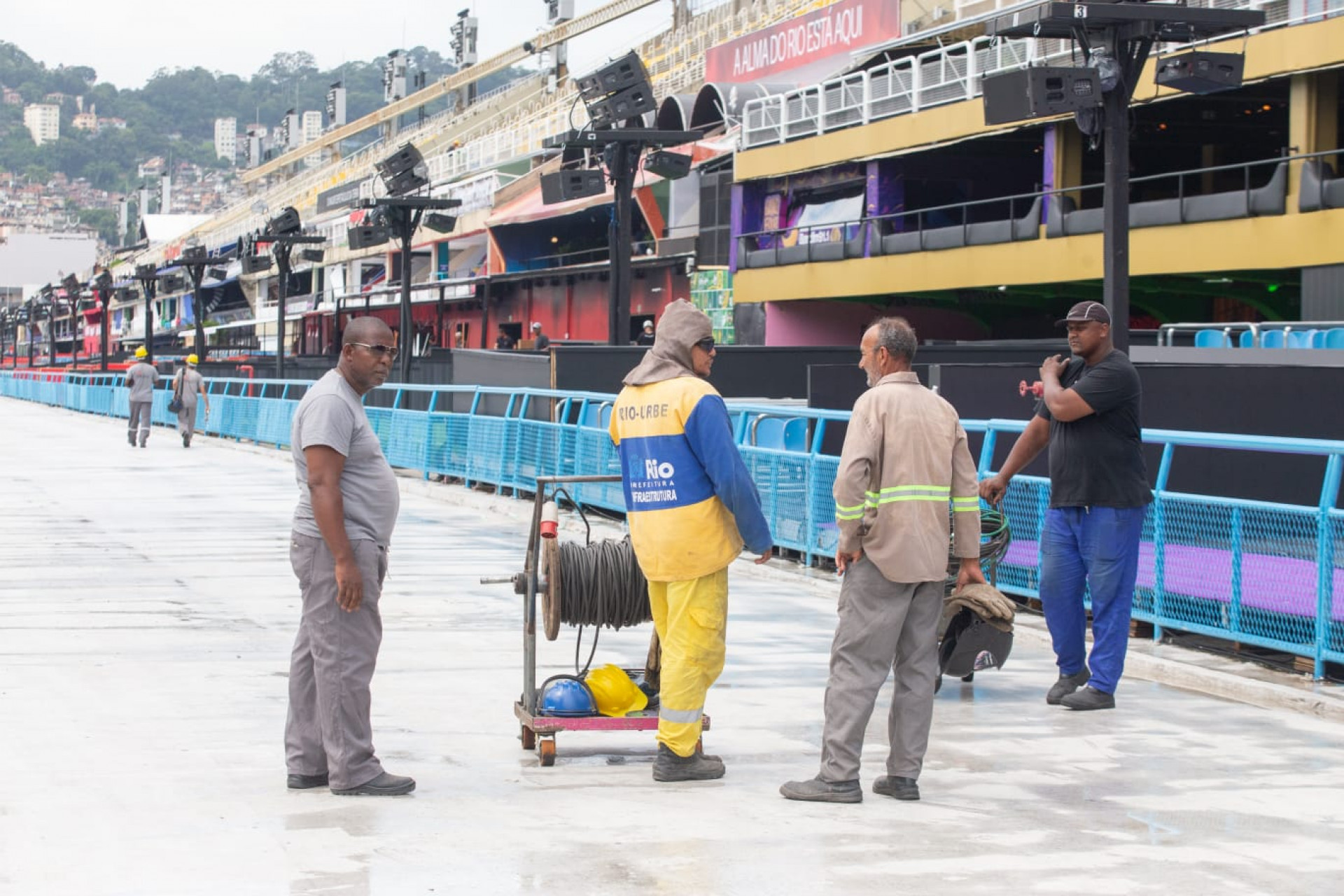 Trabalhadores finalizaram os últimos preparativos para os desfiles na Sapucaí - Érica Martin / Agência O Dia
