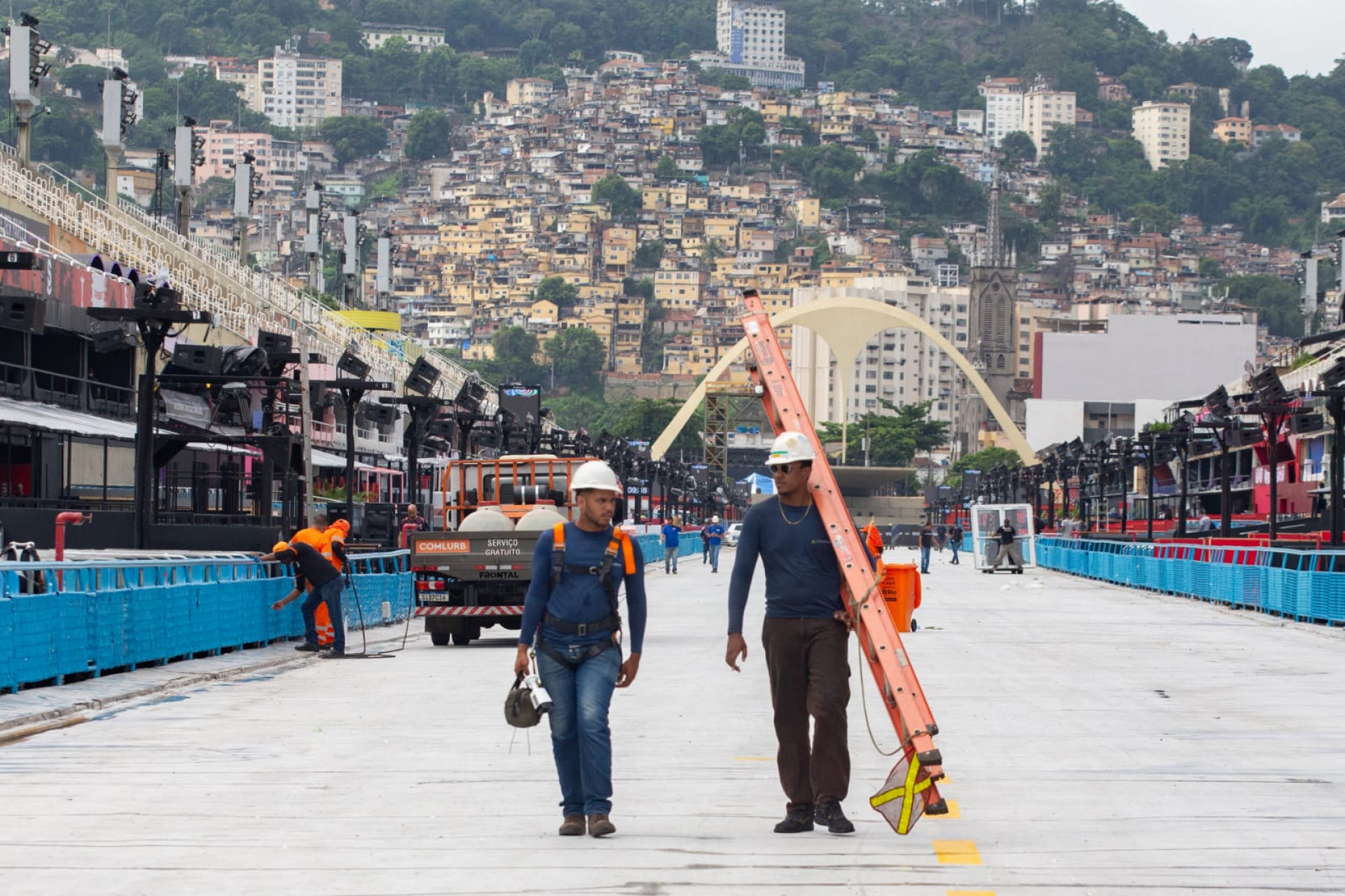 Comlubr finalizou a limpeza da Marquês de Sapucaí - Érica Martin / Agência O Dia