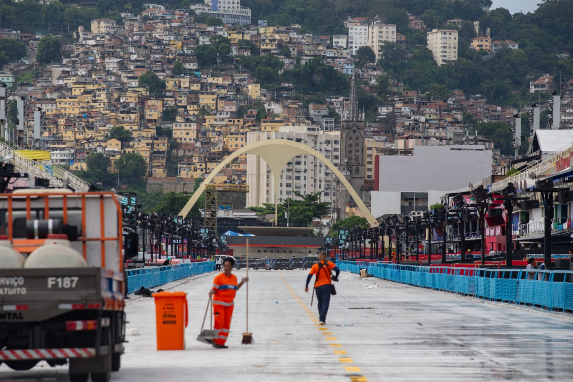 Comlubr finalizou a limpeza da Marquês de Sapucaí - Érica Martin / Agência O Dia