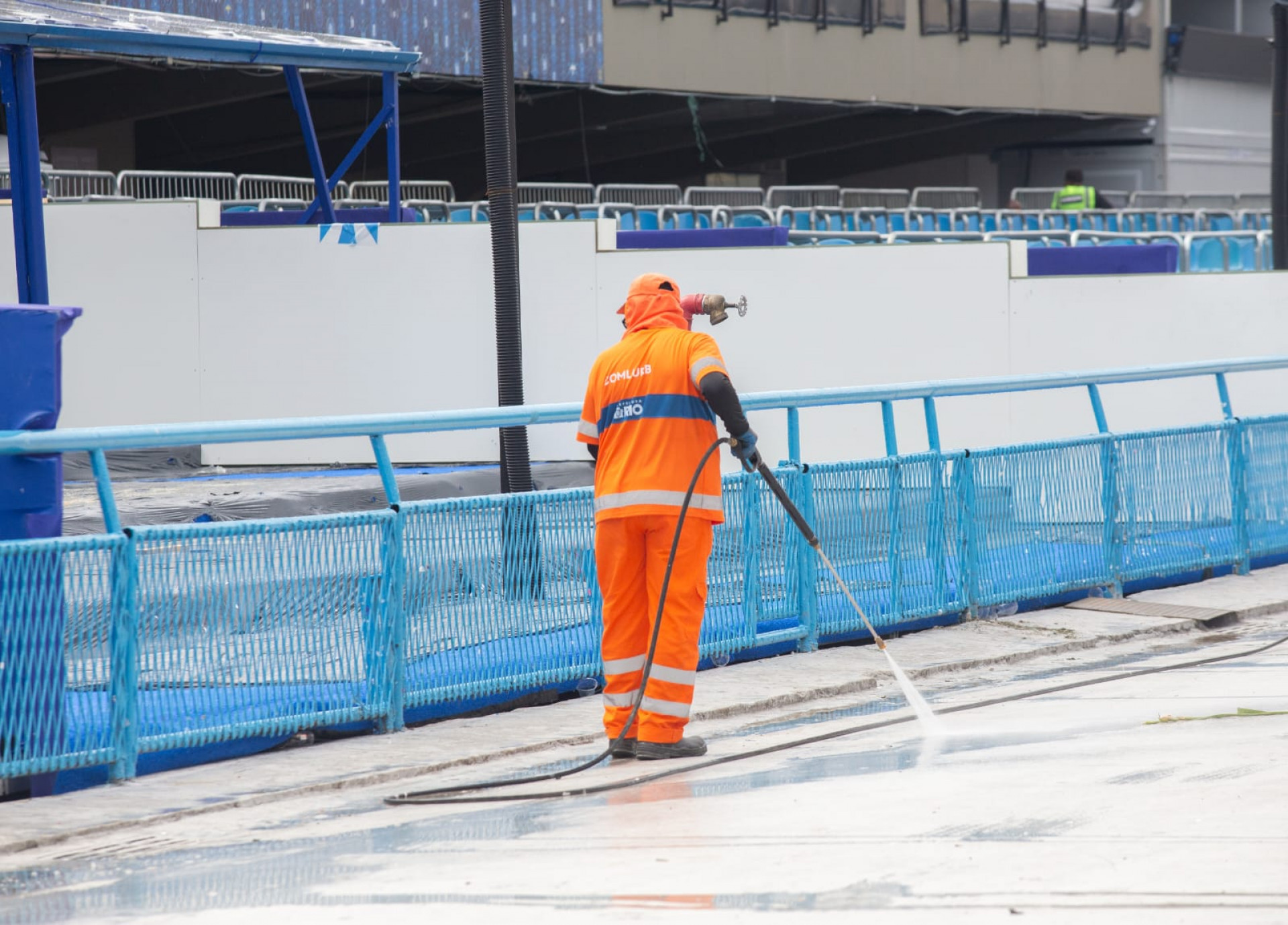 Comlurb utilizou jatos d'água para finalizar a limpeza da avenida - Érica Martin / Agência O Dia