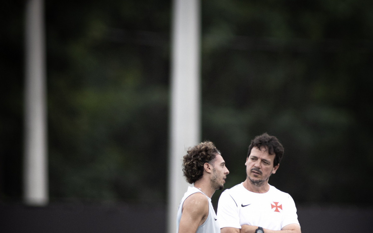 Fernando Diniz conversa com Nuno Moreira em treino do Vasco