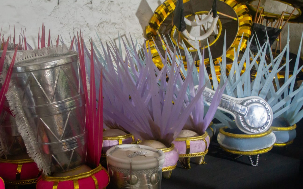 Trabalhadores finalizam os últimos detalhes para o desfile da São Clemente